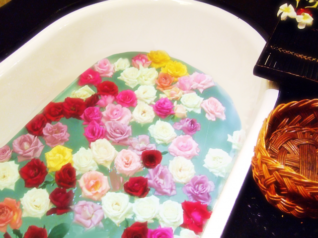 ゴージャスな薔薇風呂 気分はクレオパトラ バラの花束をバラ園より産地直送でプレゼント バラの花束専門店イーハトーブ