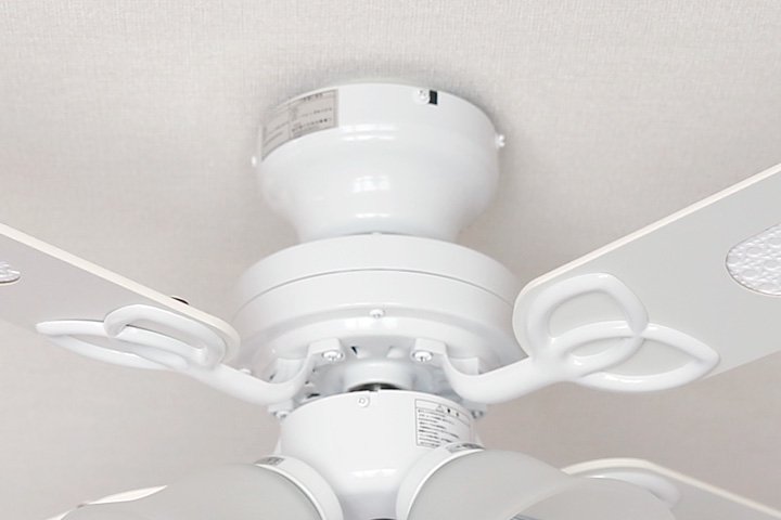 4灯シーリングファンライト リモコン付き Moldau ホワイト｜デザイン照明のCROIX