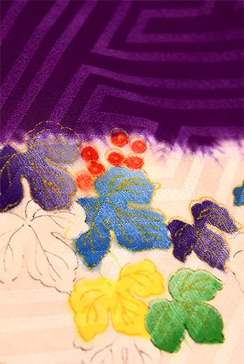 紗綾形紋紫地に本絞り雲取り四季の草花文様美しい大正ロマン付下げ着物
