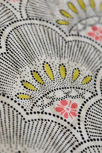 未使用美品 正絹縮緬着物 洗練された白色コーデ 小紋 花七宝 青海波 四季の花々 未使用美品 正絹縮緬着物 洗練された白色コーデ 小紋 花七宝 青海