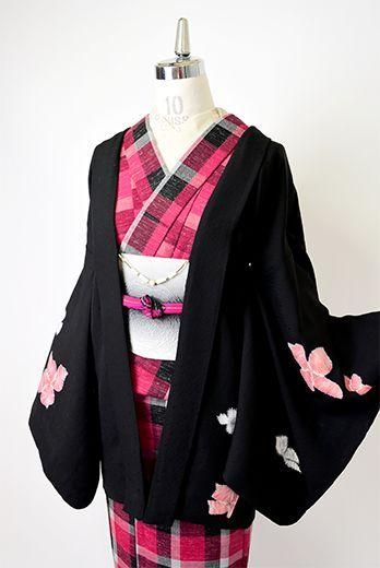 ノーブルブラックに蝶々のようなお花ふわりと舞うレトロ羽織 姉妹屋 ノーブルブラックに蝶々のようなお花ふわりと舞うレトロ羽織 姉妹屋