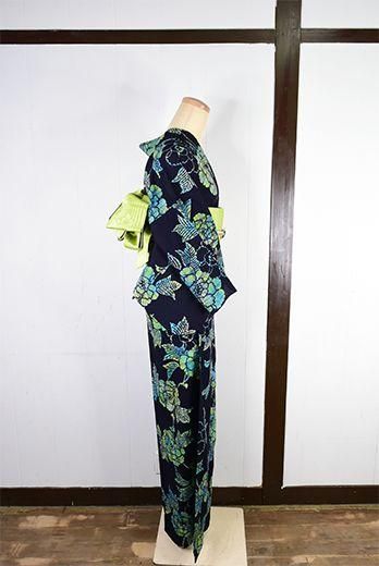 濃紺色地にアンティークガラスのような青と緑の花枝美しい注染レトロ浴衣 姉妹屋 濃紺色地にアンティークガラスのような青と緑の花枝美しい注染レトロ浴衣 姉妹屋