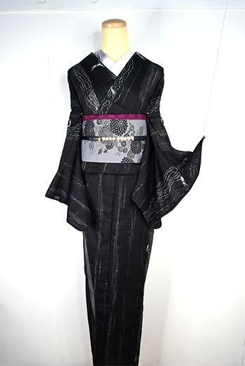 黒地に水簾縞と蜻蛉涼やかに美しい化繊絽の夏着物 - アンティーク着物 黒地に水簾縞と蜻蛉涼やかに美しい化繊絽の夏着物 - アンティーク着物