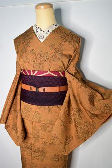 インペリアルトパーズブラウンにヨーロピアン装飾模様美しいウール紬単着物