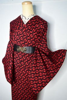 赤黒バンジョー絣のような幾何学縞小粋なウール紬単着物