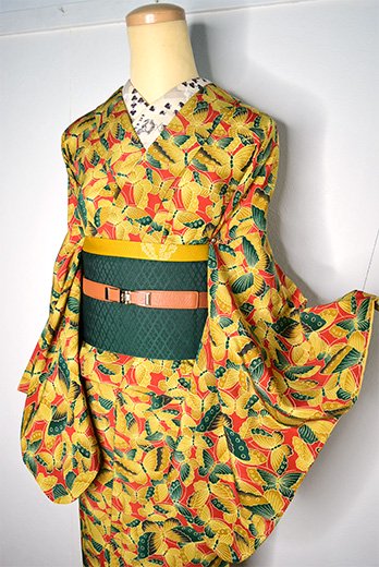 紅色地に常磐緑の蝶々舞遊ぶ正絹縮緬袷着物 - アンティーク着物・リサイクル着物のオンラインショップ　姉妹屋
