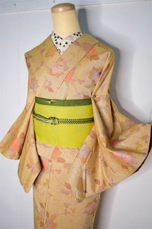 キャラメルベージュに荊姫のフローラルデザイン美しいウール袷着物