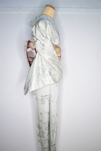 月白鼠地草花風景染模様に相良刺繍美しい正絹袷着物 - アンティーク