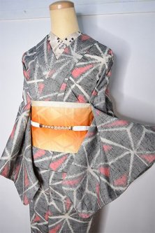 モノクロームと赤のジオメトリックデザインモダンなウール紬単着物