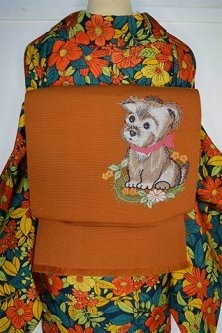 キャラメルブラウンに子犬のボヘミアン刺繍愛らしいウール名古屋帯