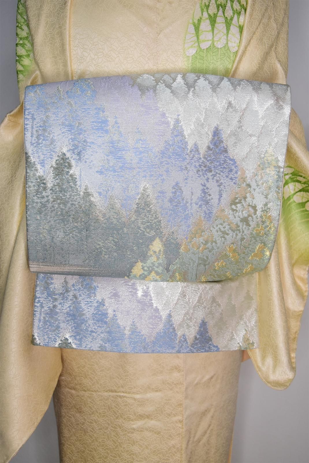 白緑色の正絹お召し地にラメ糸が煌めくアンティーク着物の布地です