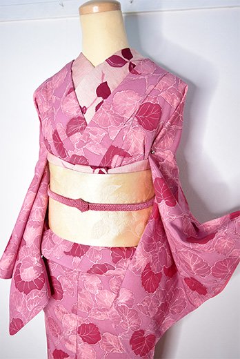 スモークオーキッドピンクにリーフ・ボタニカルデザイン美しい正絹袷 ...