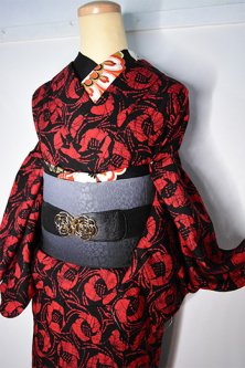 黒赤バイカラーのグラフィカル・フラワーデザインモダンなウール単着物