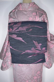 ストームグレーにきらめくフーシャピンクの装飾模様美しい名古屋帯