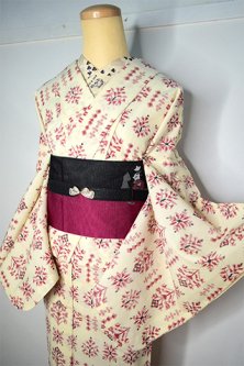 クリーム色と赤のハンガリー刺繍のような花と雪の装飾模様美しいウール単着物