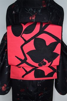 赤と黒の蔦葉に花と実のアラベスク装飾模様モダンな開き名古屋帯