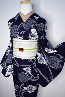 紺色地に流水と椿の花の松皮菱古典文様美しい注染綿絽浴衣
