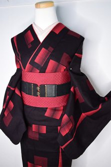 黒と赤のバイカラー幾何学パターンモダンな注染レトロ浴衣