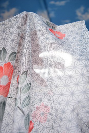 薄雲鼠麻の葉模様に椿の花枝美しい化繊絽の夏着物 - アンティーク着物 ...