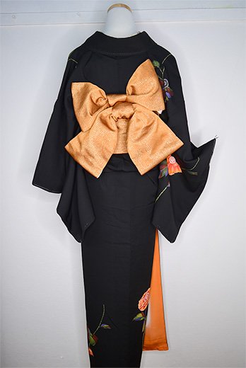 黒地にフローラルデザインモダンな正絹袷付下げ着物 - アンティーク