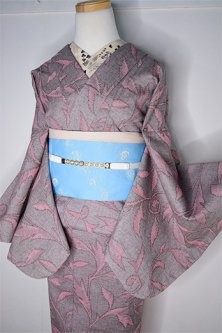 フロスティグレーにメドゥーズピンク・アラベスク美しいウール単着物