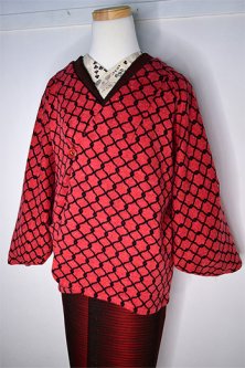 スカーレットとブラックのトレリスパターンモダンなニット着物コート