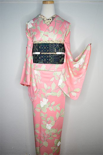 クリーミーピンクに薔薇の花枝美しい正絹袷着物 - アンティーク着物