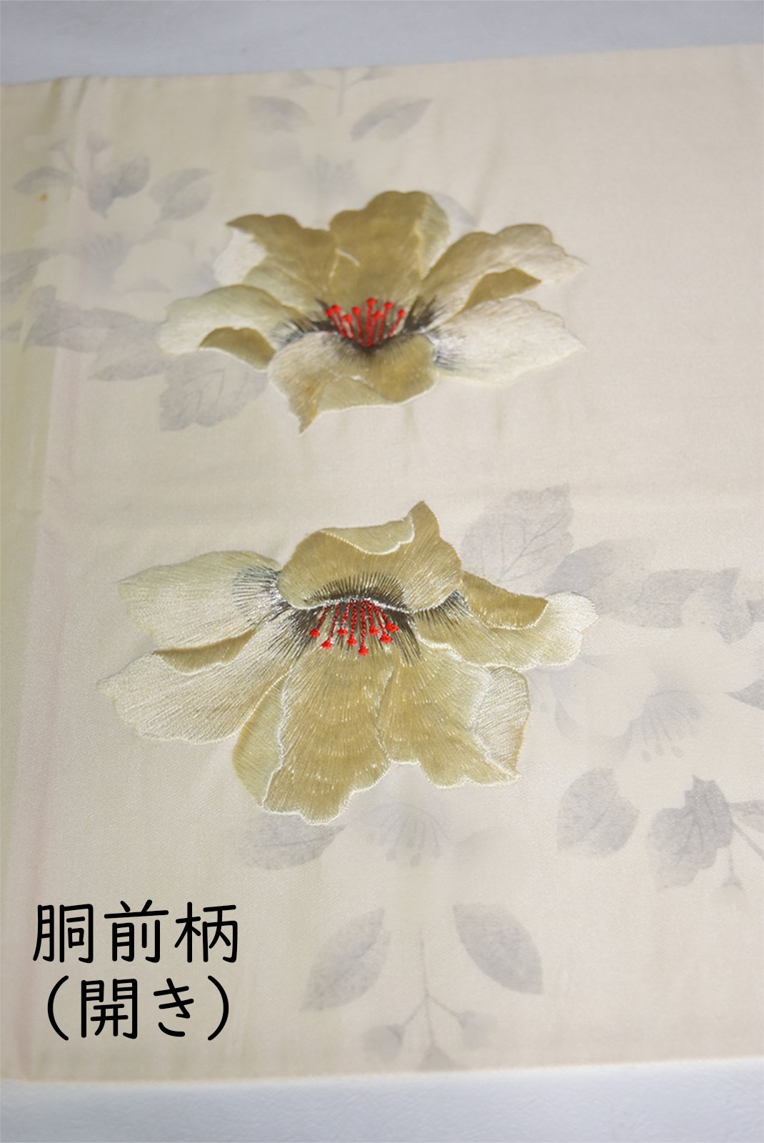 象牙色地に白山茶花のような刺繍と染の花模様美しい袋帯