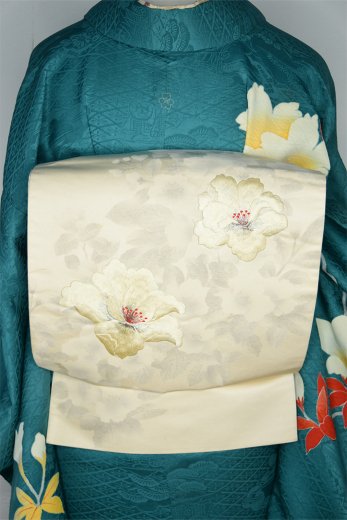 象牙色地に白山茶花のような刺繍と染の花模様美しい袋帯