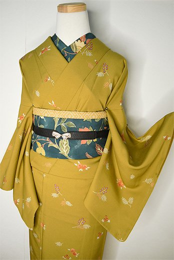 芥子色地に絵本のような花や実のモチーフ愛らしい正絹袷着物 - アンティーク着物・リサイクル着物のオンラインショップ　姉妹屋