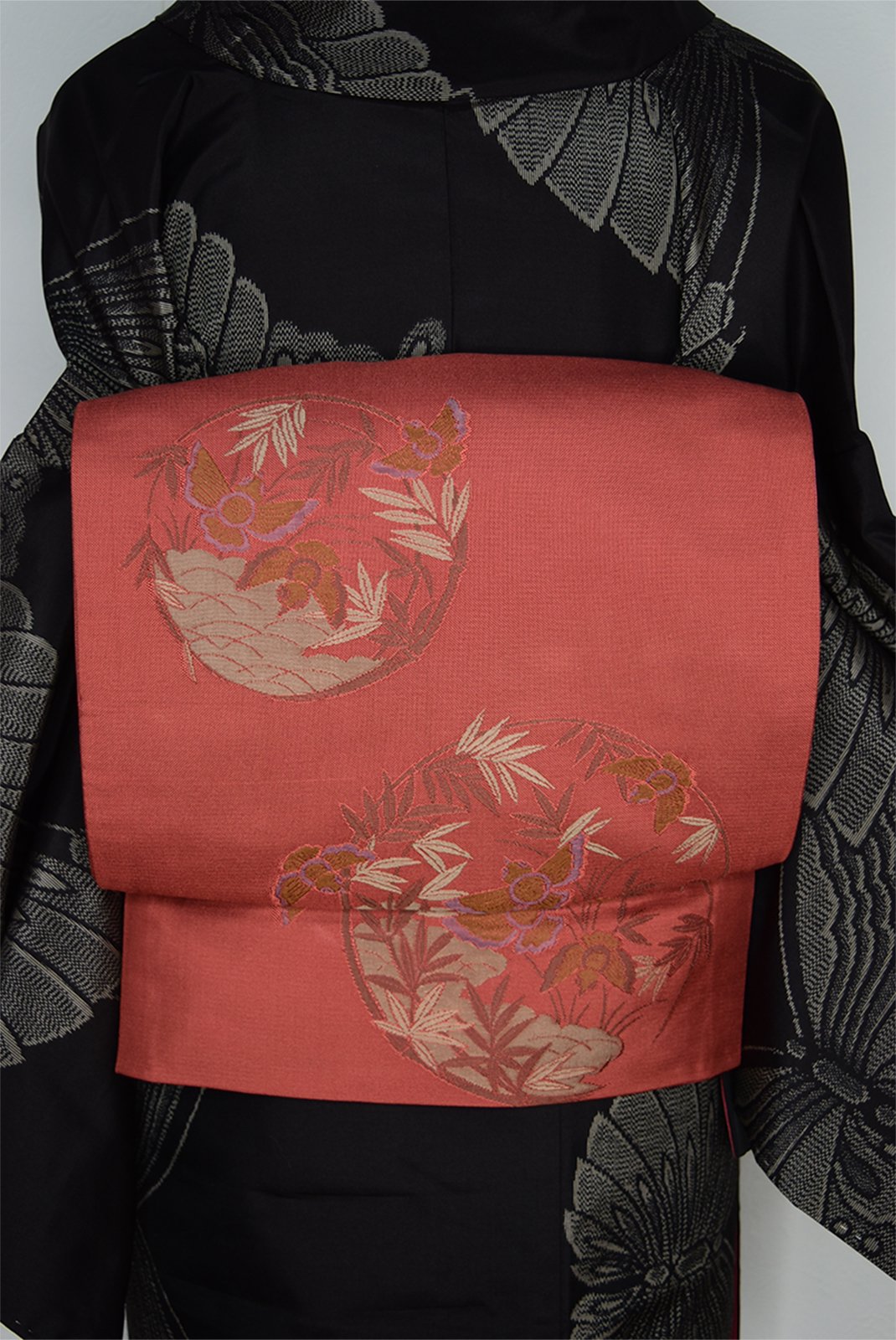 小豆色地にふくら雀と笹の丸文様小粋な洒落袋帯 - アンティーク着物