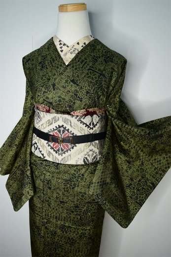 サンドリヨン・グリーン和アラベスク装飾模様美しい正絹紬袷着物