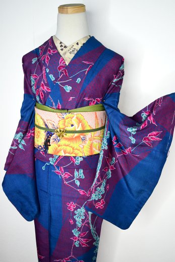 女性着物 絹 袷 赤系 (家紋:丸に違い矢）和服 和装 日本製□長期保管未