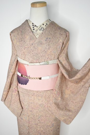 ローズダストベージュに孔雀アラベスク美しい正絹縮緬袷着物