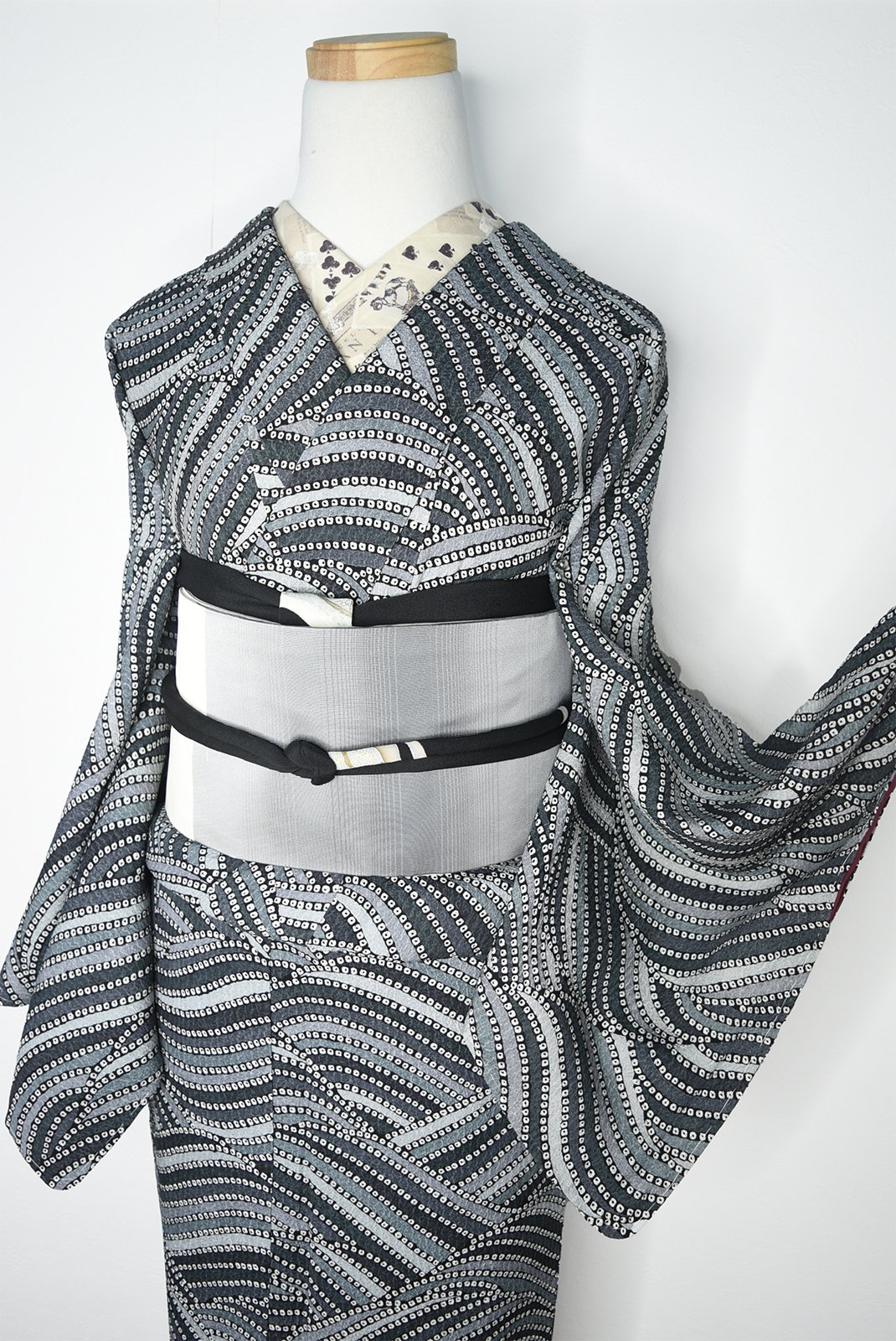 モノクローム波のようなモダンデザイン正絹袷着物 アンティーク着物・リサイクル着物のオンラインショップ 姉妹屋