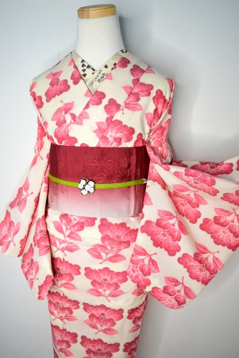 クリーム色とルージュレッドの椿の花美しいウール紬単着物