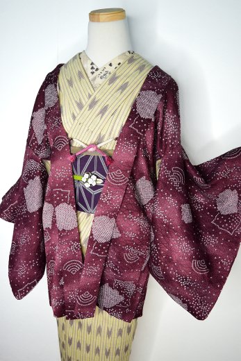 深葡萄色のぼかしに淡雪鹿の子と扇文様美しい化繊の羽織