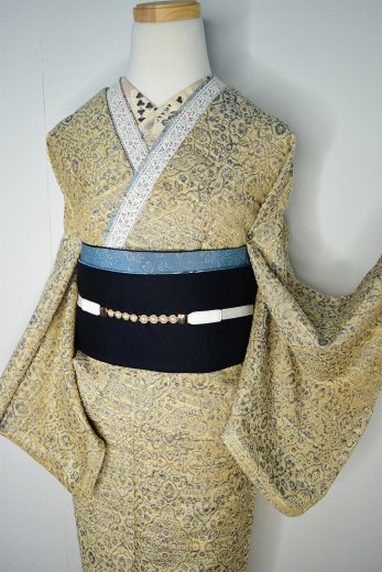 サンドベージュにアラビック装飾模様美しいウール単着物
