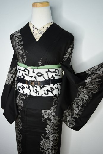 ブラックにビアズリーアラベスク美しい正絹紬袷着物