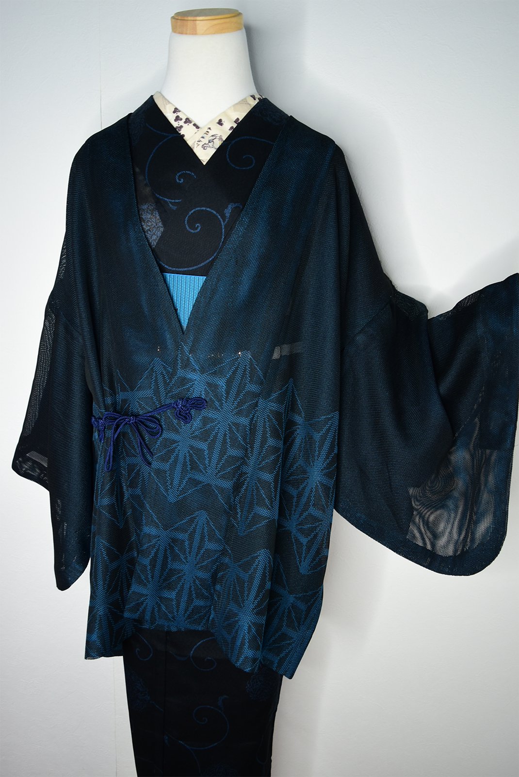 ブルーブラックに麻の葉模様モダンな透かし織り着物ガウンコート
