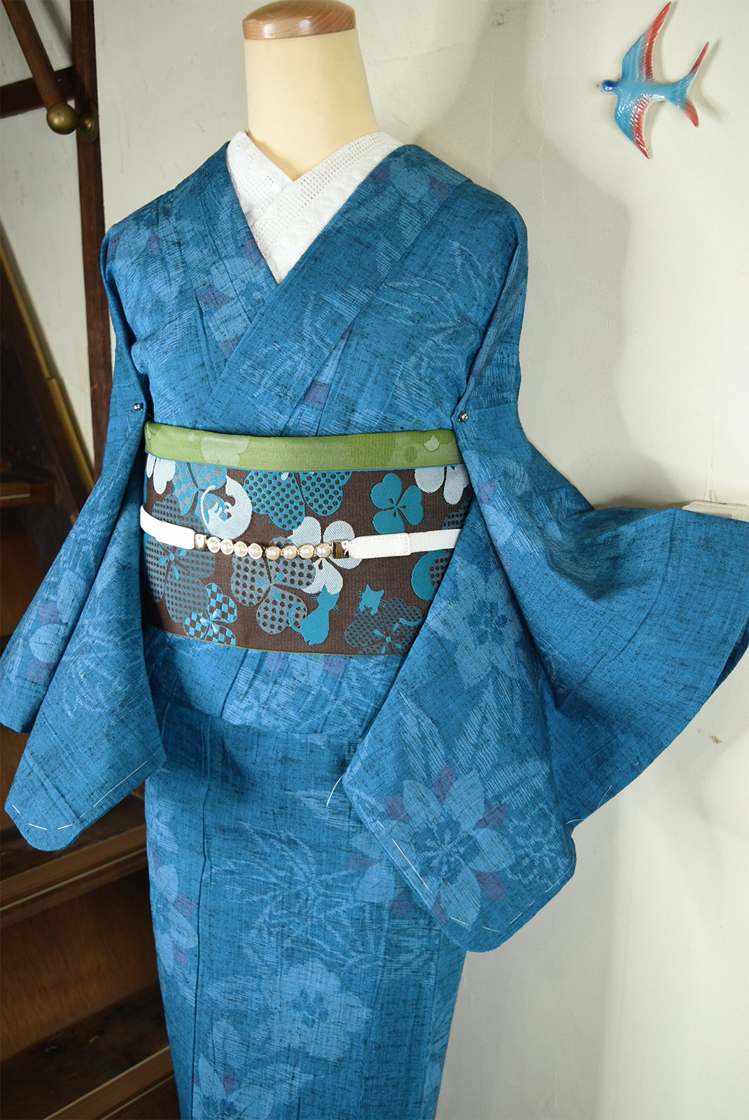 花浅葱青に鉄線と源氏車美しい縮織り正絹紬単着物 - アンティーク着物