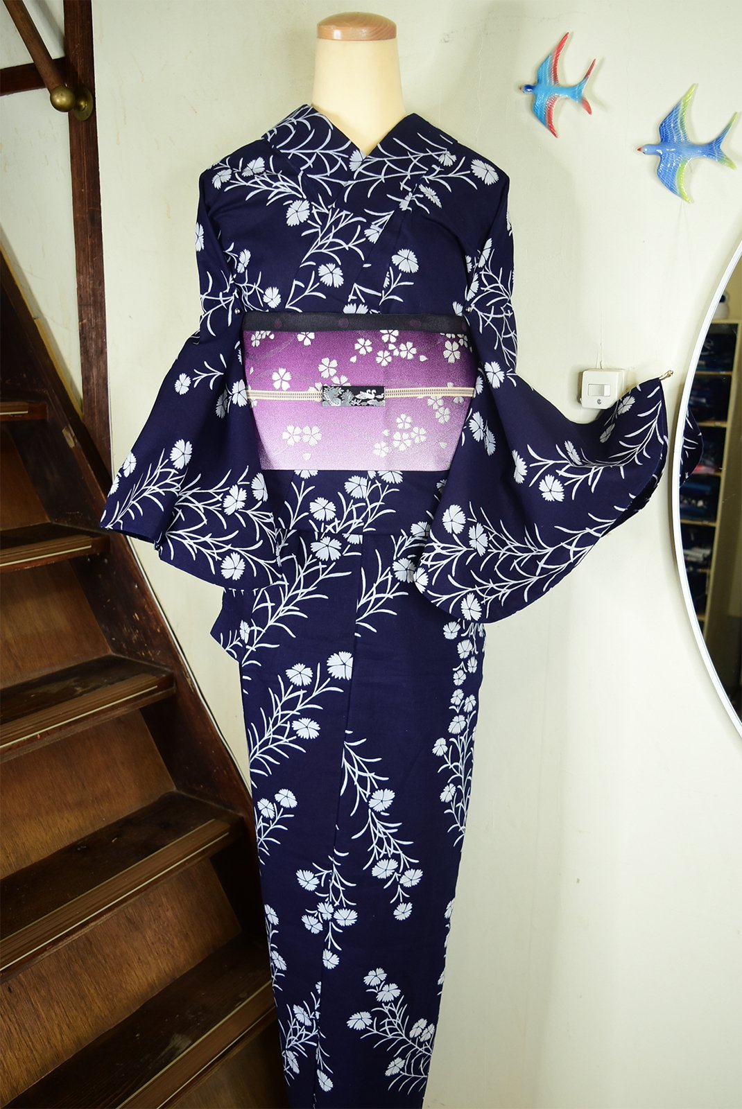 紺の地に織り込まれた菖蒲がたおやかな美しさのアンティーク夏着物です 