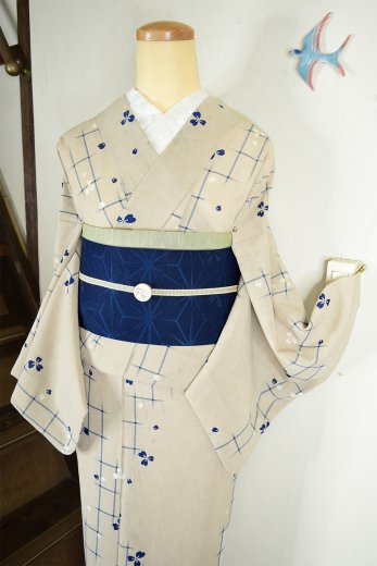 亜麻色地に藍の絣格子とカタバミ文様小粋な高級化繊スリーウェイ夏着物