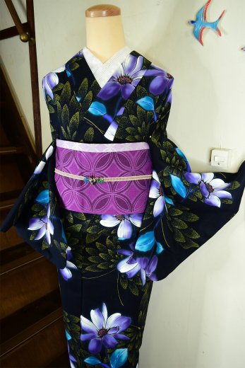 漆黒にきらめく蝶々と紫の花美しいモダン浴衣