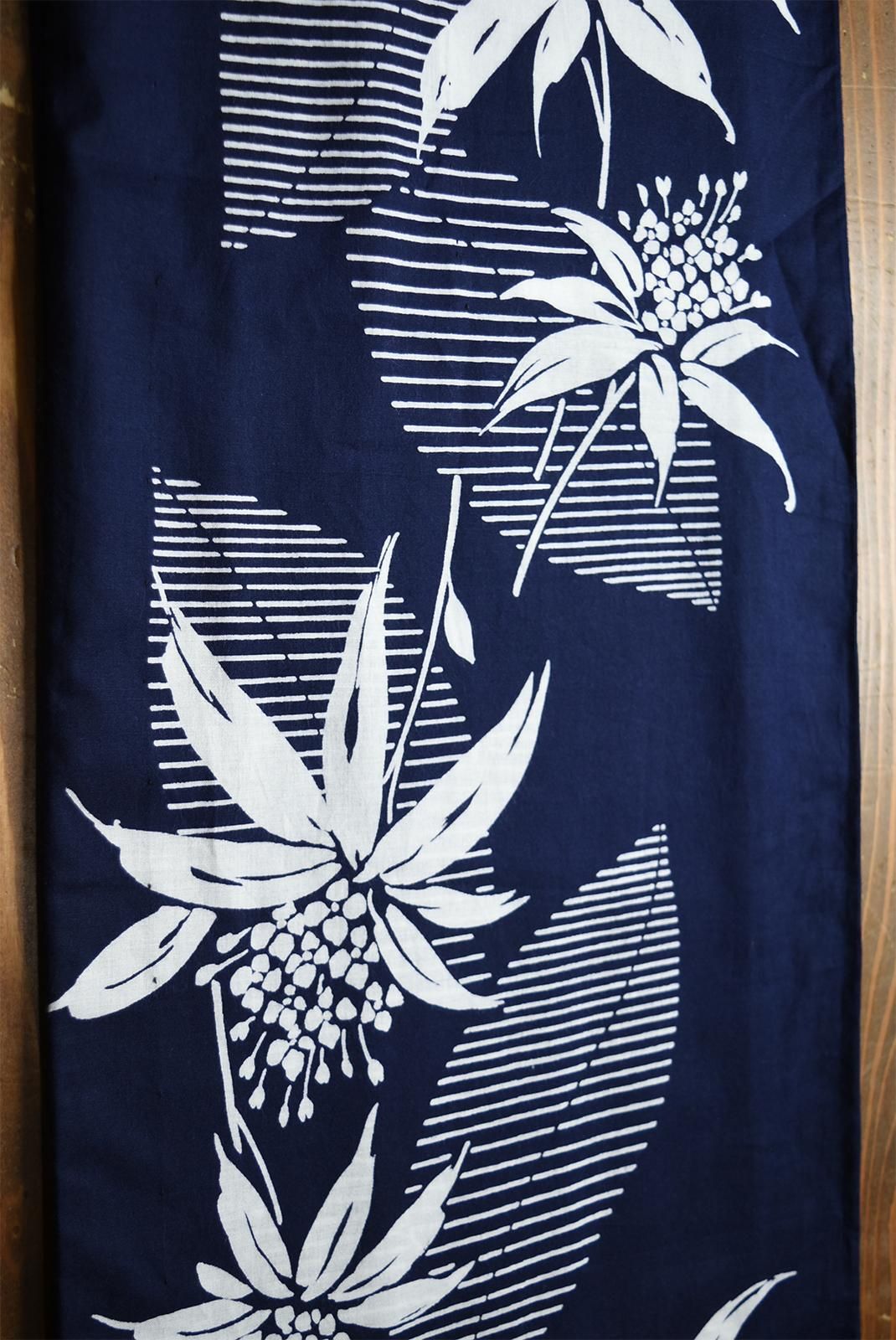 乳白色の地に描かれました美しい線模様が雰囲気のあるアンティーク、注染めの浴衣です 楽天市場】＼2点で3％OFFクーポン／[ 美術サロン ] 浴衣 藍捺染