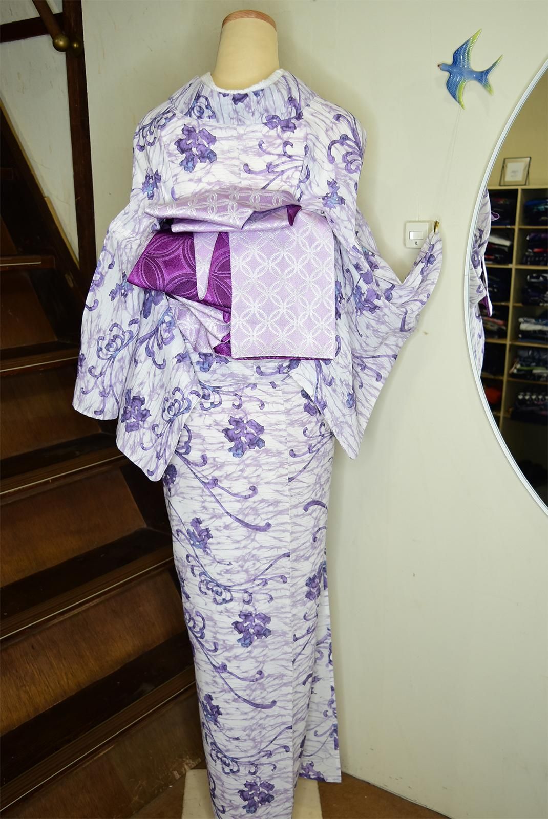 ラベンダーカラーろうけつ染のような菊花模様美しい綿化繊スリー