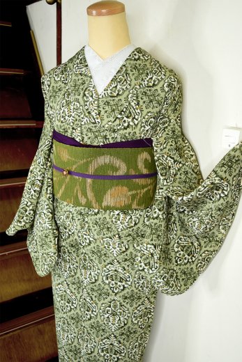 オリーブシェイドグリーンにボヘミアン装飾模様モダンな正絹縮緬単着物