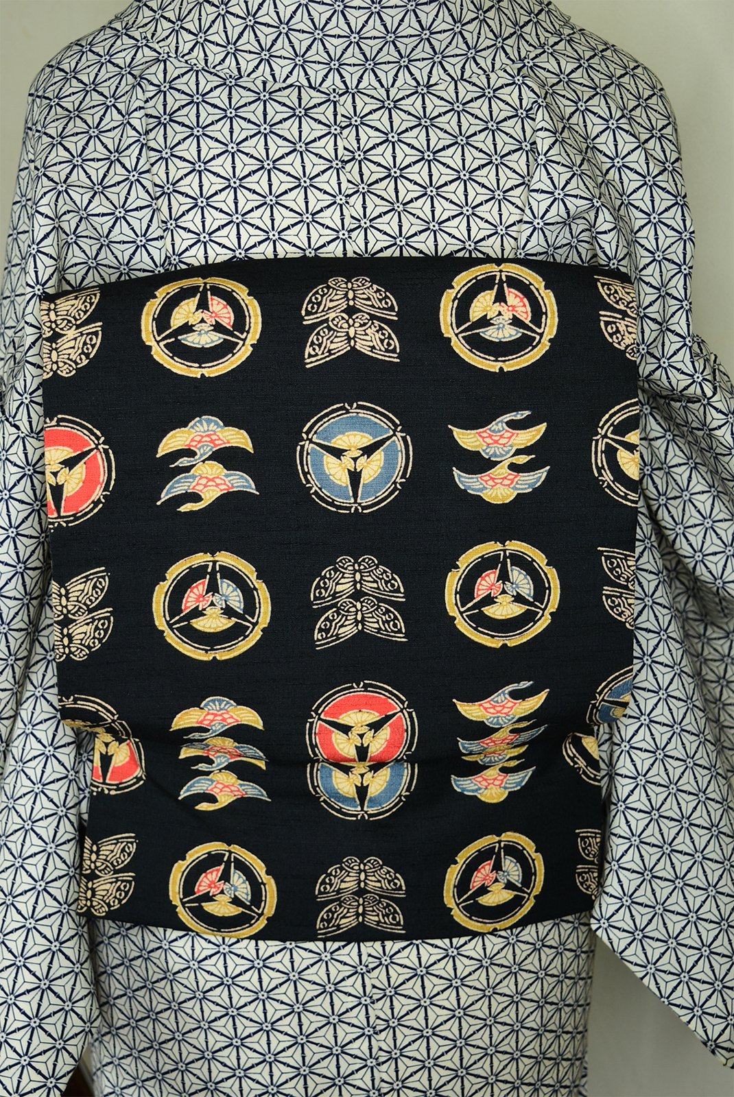 黒地に蝶々や鶴の古典丸文様美しい染め紬つくり帯 - アンティーク着物