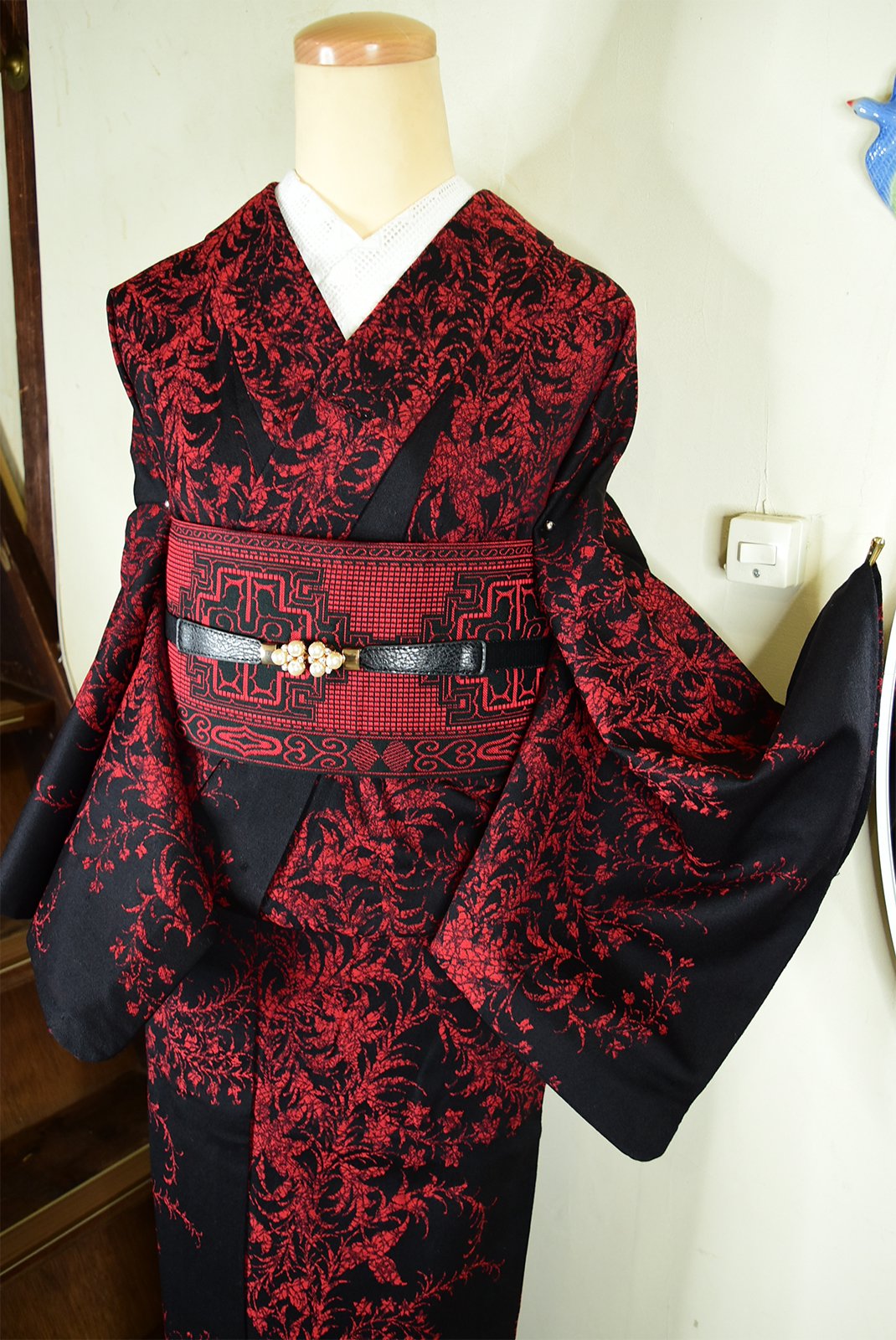 赤と黒のビアズリー・アラベスク装飾模様美しいウール単着物