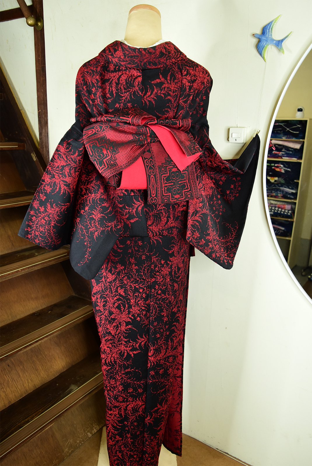 赤と黒のビアズリー・アラベスク装飾模様美しいウール単着物